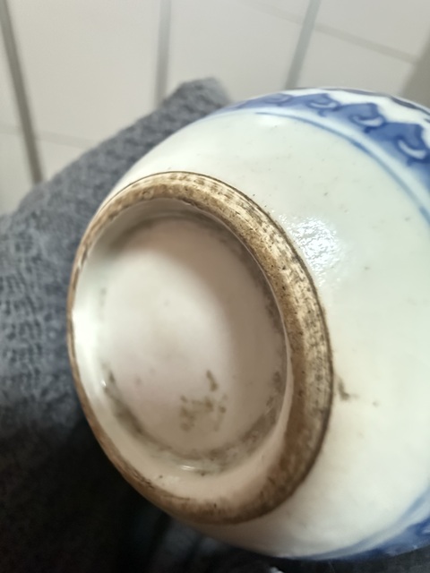 古玩陶瓷青花纏枝蓮紋瓶真品鑒賞圖