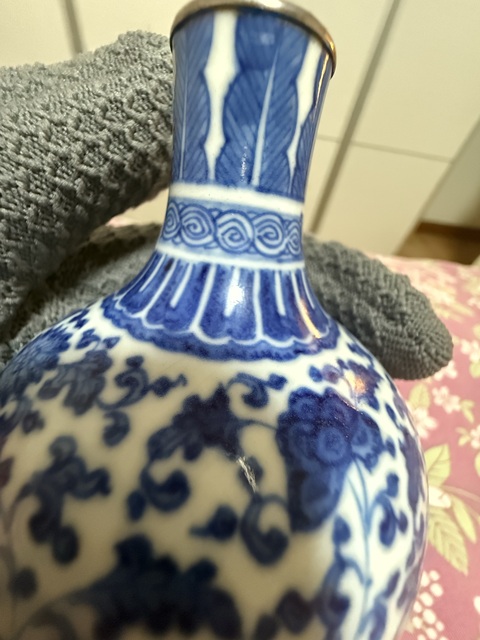 古玩陶瓷青花纏枝蓮紋瓶真品鑒賞圖