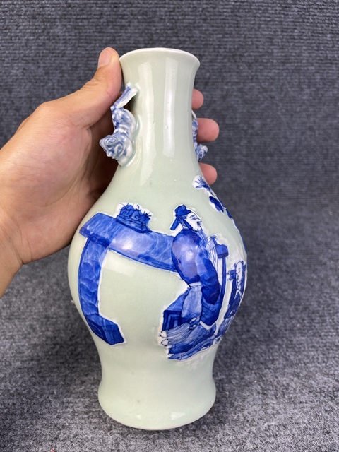 古玩陶瓷豆青青花加白高士童子賞瓶真品鑒賞圖