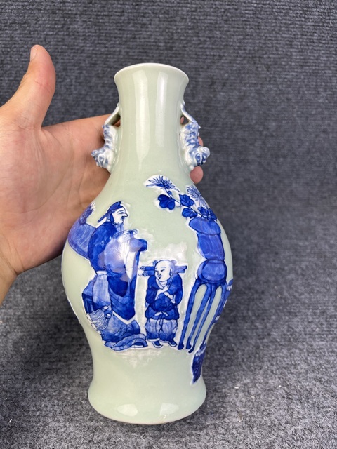 古玩陶瓷豆青青花加白高士童子賞瓶真品鑒賞圖