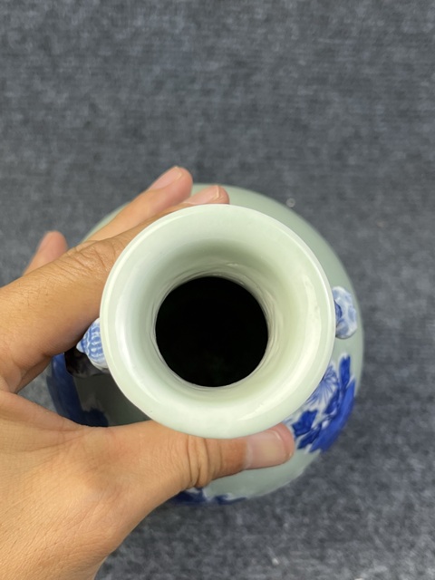 古玩陶瓷豆青青花加白高士童子賞瓶真品鑒賞圖
