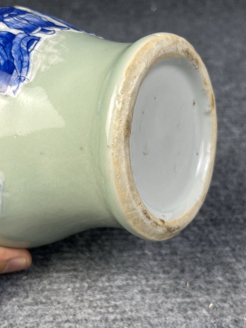 古玩陶瓷豆青青花加白高士童子賞瓶真品鑒賞圖
