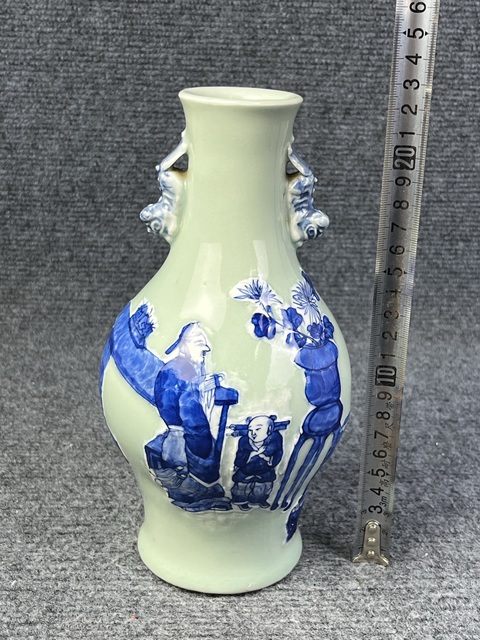 古玩陶瓷豆青青花加白高士童子賞瓶真品鑒賞圖