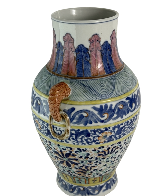 古玩陶瓷斗彩花卉紋象耳瓶真品鑒賞圖