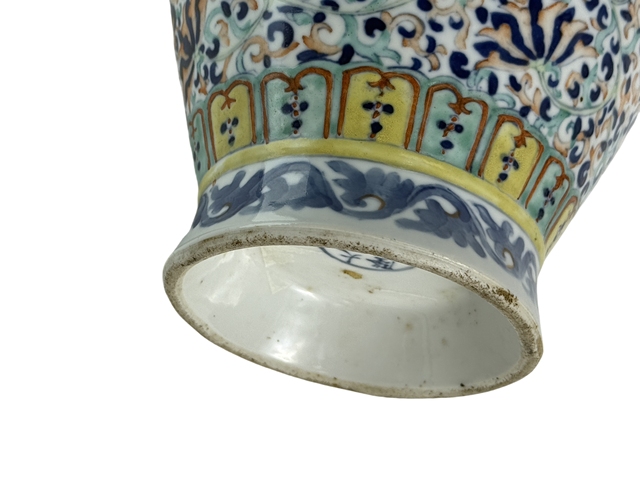 古玩陶瓷斗彩花卉紋象耳瓶真品鑒賞圖