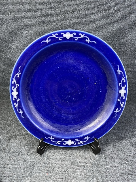 古玩陶瓷寶石藍(lán)釉堆白花卉紋大盤拍賣，當(dāng)前價格2388元