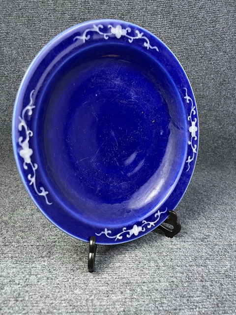 古玩陶瓷寶石藍(lán)釉堆白花卉紋大盤拍賣，當(dāng)前價格2388元