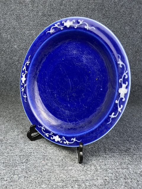 古玩陶瓷寶石藍(lán)釉堆白花卉紋大盤拍賣，當(dāng)前價格2388元