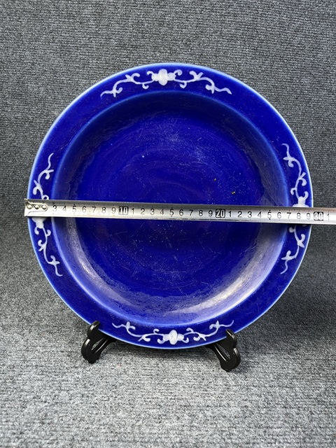 古玩陶瓷寶石藍(lán)釉堆白花卉紋大盤拍賣，當(dāng)前價格2388元