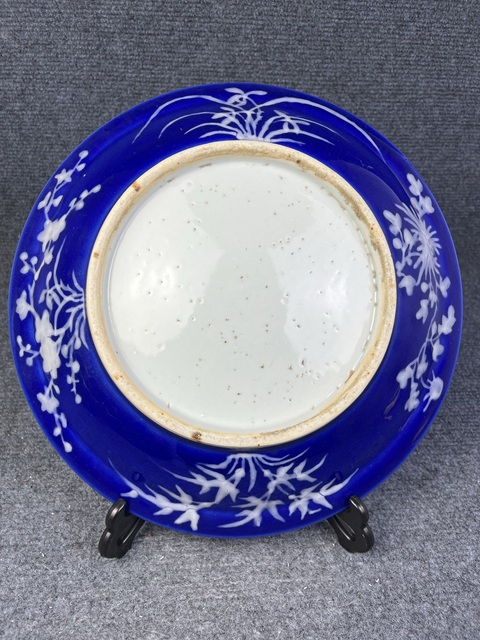 古玩陶瓷寶石藍(lán)釉堆白花卉紋大盤拍賣，當(dāng)前價格2388元