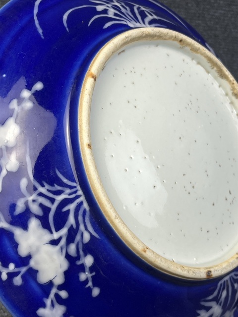 古玩陶瓷寶石藍(lán)釉堆白花卉紋大盤拍賣，當(dāng)前價格2388元