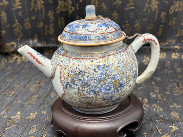 古玩陶瓷（已實(shí)物鑒真）康雍·青花礬紅描金松樹花卉紋壺拍賣，當(dāng)前價(jià)格8680元