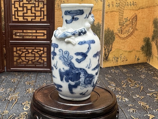 古玩陶瓷清晚期·青花獅子繡球螭龍瓶拍賣，當前價格3680元