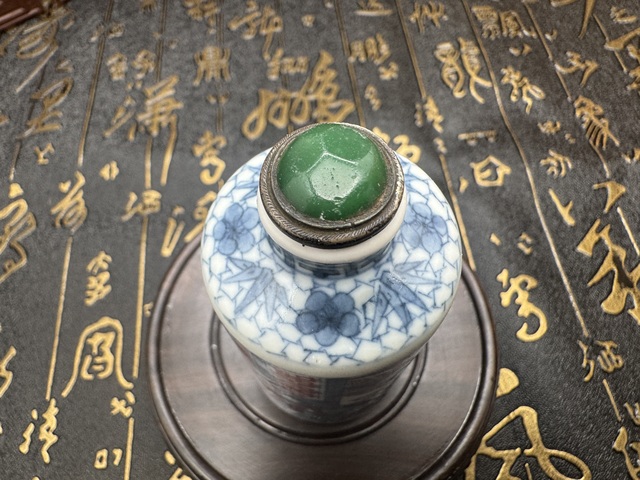 古玩陶瓷青花釉里紅開(kāi)窗人物鼻煙壺拍賣，當(dāng)前價(jià)格19800元