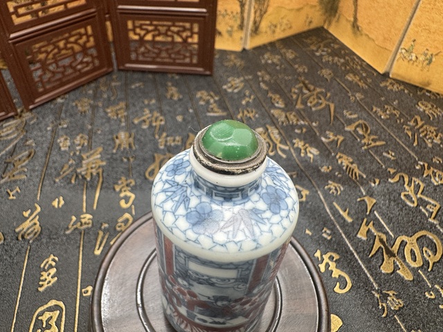 古玩陶瓷青花釉里紅開(kāi)窗人物鼻煙壺拍賣，當(dāng)前價(jià)格19800元