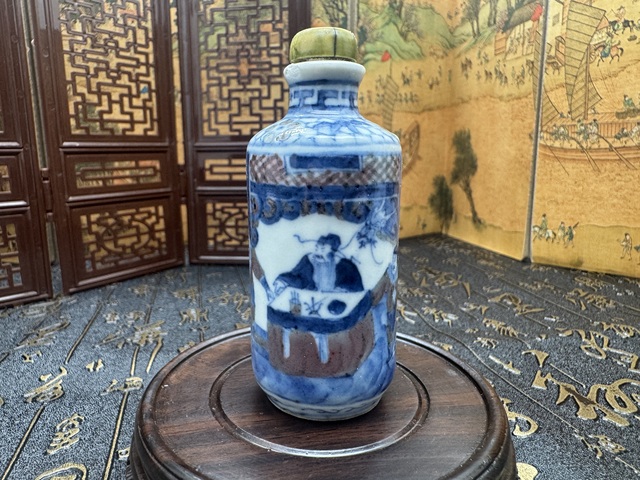 古玩陶瓷青花釉里紅開窗人物鼻煙壺真品鑒賞圖