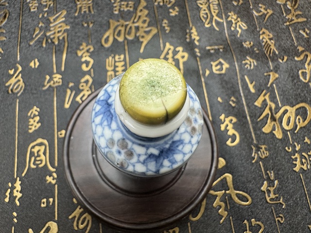 古玩陶瓷青花釉里紅開窗人物鼻煙壺真品鑒賞圖