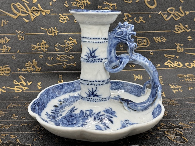 古玩陶瓷清乾隆·青花花卉紋堆塑螭龍柄燭臺拍賣，當前價格9880元