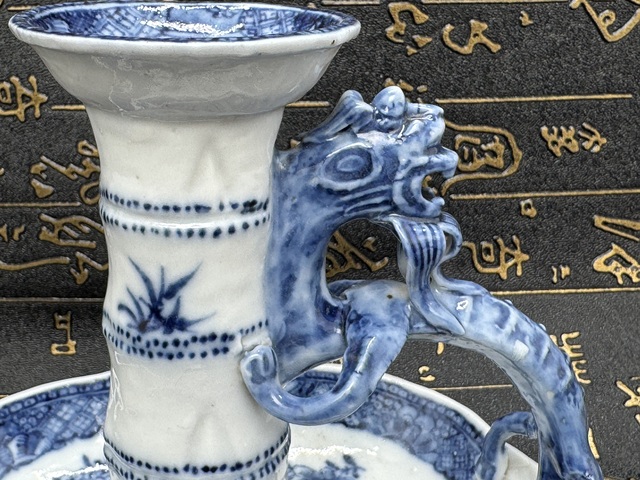 古玩陶瓷清乾隆·青花花卉紋堆塑螭龍柄燭臺拍賣，當前價格9880元