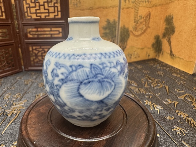 古玩陶瓷清中期 青花纏枝蓮紋鼻煙壺拍賣,當(dāng)前價(jià)格2580元