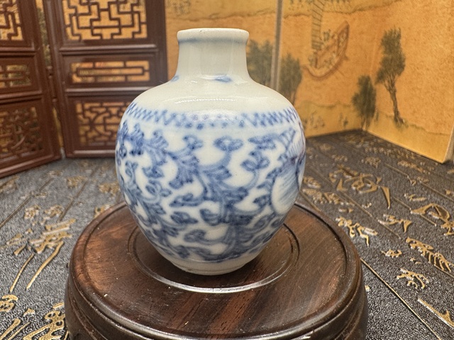 古玩陶瓷清中期 青花纏枝蓮紋鼻煙壺拍賣,當(dāng)前價(jià)格2580元