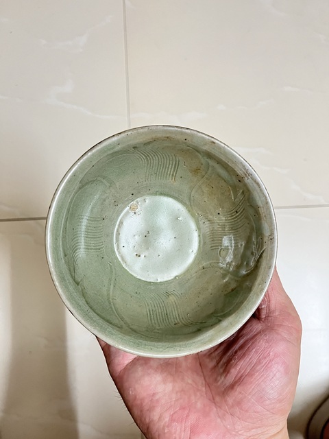 古玩陶瓷龍泉青瓷刻花卉紋碗真品鑒賞圖