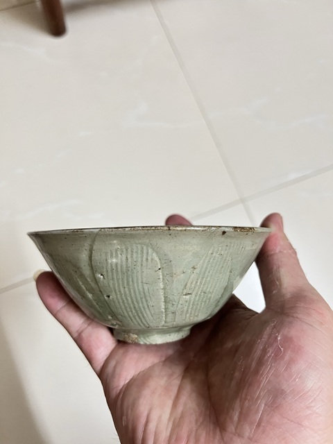 古玩陶瓷龍泉青瓷刻花卉紋碗真品鑒賞圖