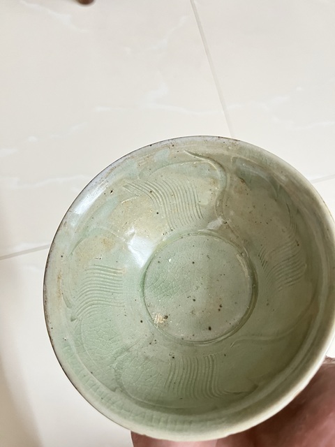 古玩陶瓷龍泉青瓷刻花卉紋碗真品鑒賞圖