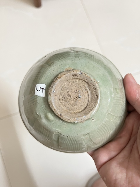 古玩陶瓷龍泉青瓷刻花卉紋碗真品鑒賞圖