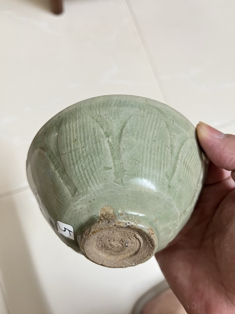 古玩陶瓷龍泉青瓷刻花卉紋碗真品鑒賞圖