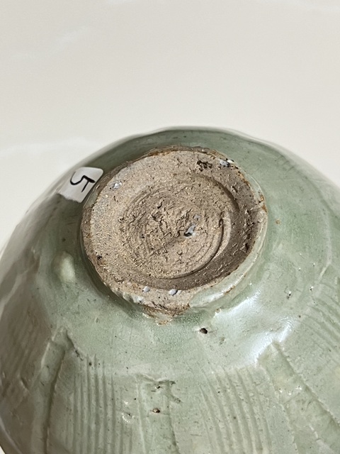 古玩陶瓷龍泉青瓷刻花卉紋碗真品鑒賞圖