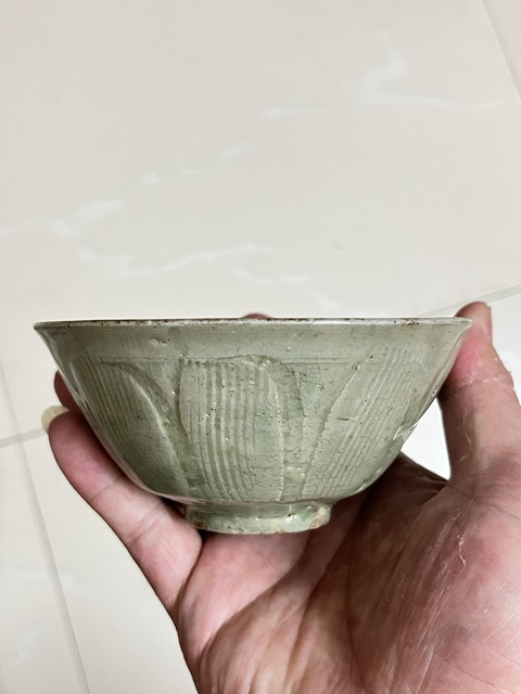 古玩陶瓷龍泉青瓷刻花卉紋碗真品鑒賞圖