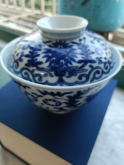 古玩陶瓷清中期青花纏枝蓮紋蓋碗真品鑒賞圖