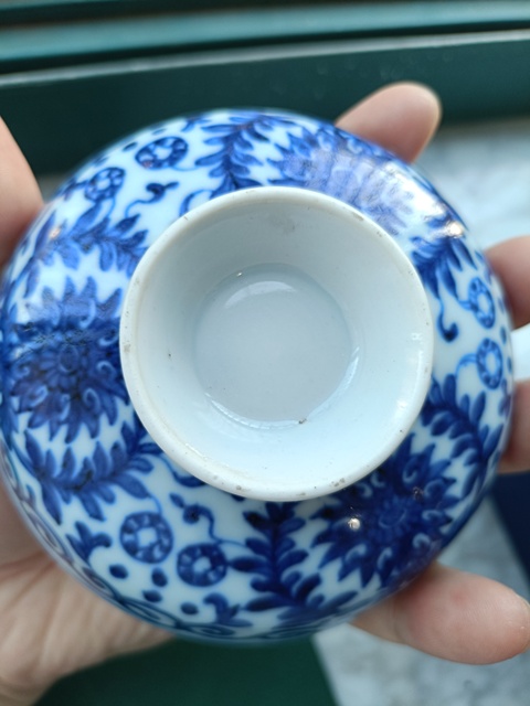 古玩陶瓷清中期青花纏枝蓮紋蓋碗真品鑒賞圖