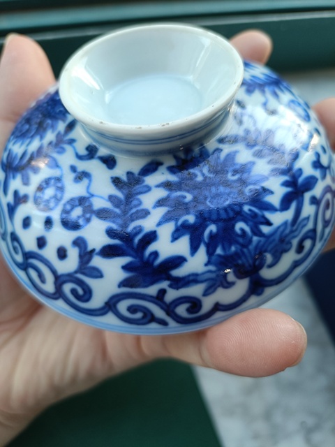 古玩陶瓷清中期青花纏枝蓮紋蓋碗真品鑒賞圖