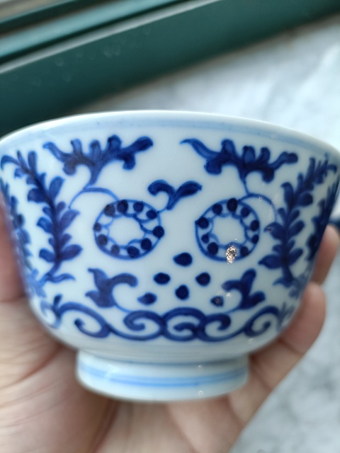 古玩陶瓷清中期青花纏枝蓮紋蓋碗真品鑒賞圖