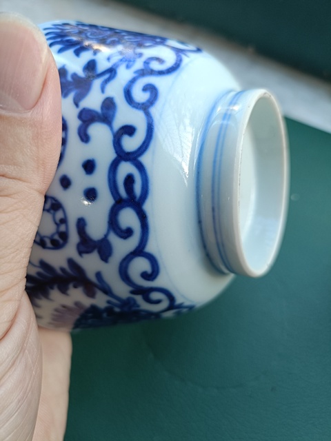 古玩陶瓷清中期青花纏枝蓮紋蓋碗真品鑒賞圖