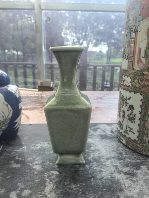 古玩陶瓷青釉四方撇口瓶真品鑒賞圖