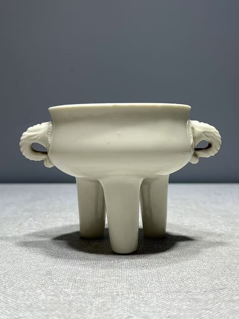 古玩陶瓷德化窯白釉三足雙耳爐真品鑒賞圖