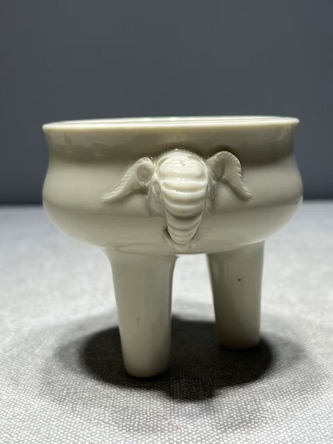 古玩陶瓷德化窯白釉三足雙耳爐真品鑒賞圖