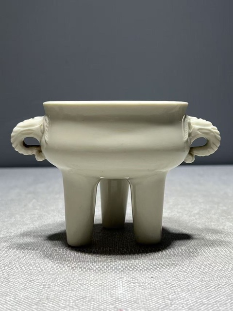 古玩陶瓷德化窯白釉三足雙耳爐真品鑒賞圖