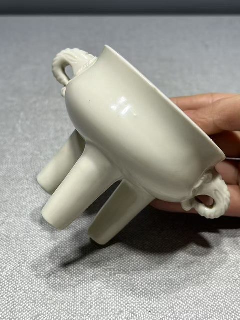 古玩陶瓷德化窯白釉三足雙耳爐真品鑒賞圖