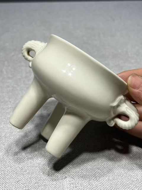 古玩陶瓷德化窯白釉三足雙耳爐真品鑒賞圖