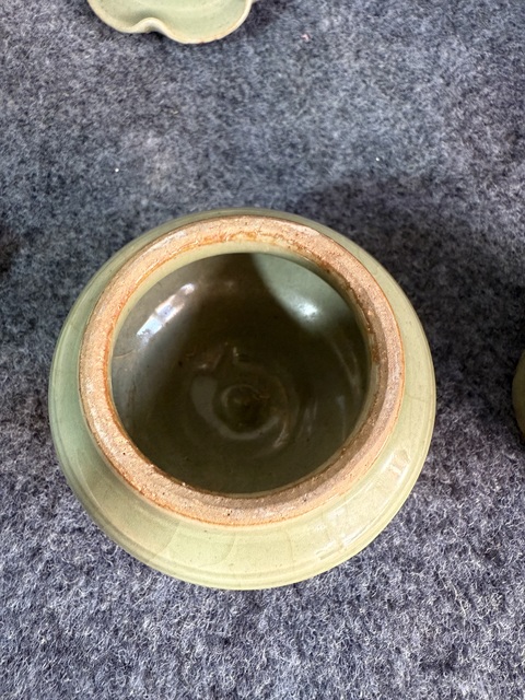 古玩陶瓷龍泉青瓷荷葉罐真品鑒賞圖