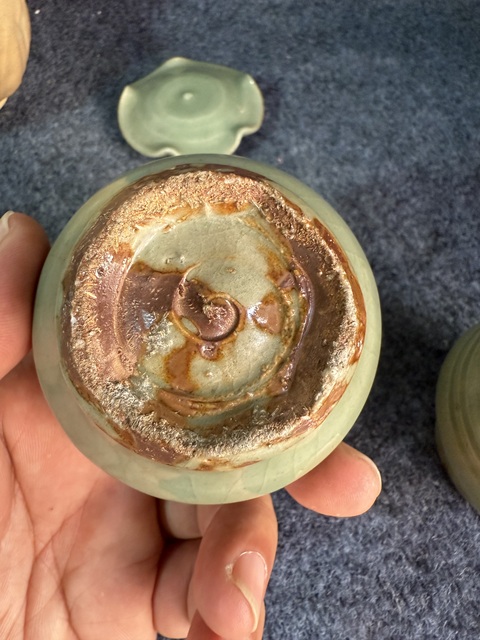 古玩陶瓷龍泉青瓷荷葉罐真品鑒賞圖
