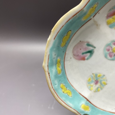古玩陶瓷皮球花粉彩花口盤真品鑒賞圖