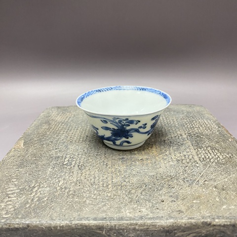 古玩陶瓷花卉紋青花杯真品鑒賞圖