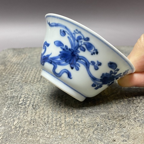 古玩陶瓷花卉紋青花杯真品鑒賞圖