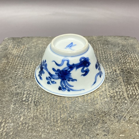 古玩陶瓷花卉紋青花杯真品鑒賞圖