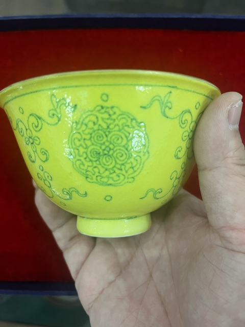 古玩陶瓷黃地綠彩團花紋茶圓真品鑒賞圖